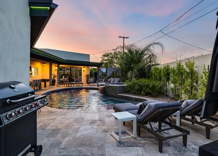 75th Place - Luxe Pool Walk To Old Town *