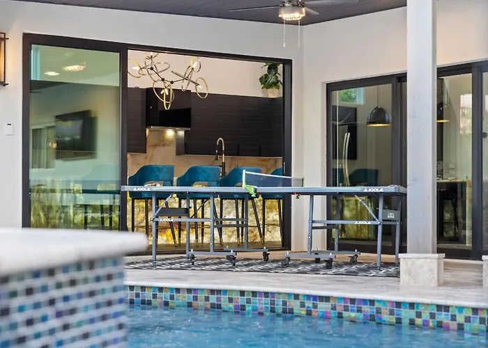 75th Place - Luxe Pool Walk To Old Town Holiday home