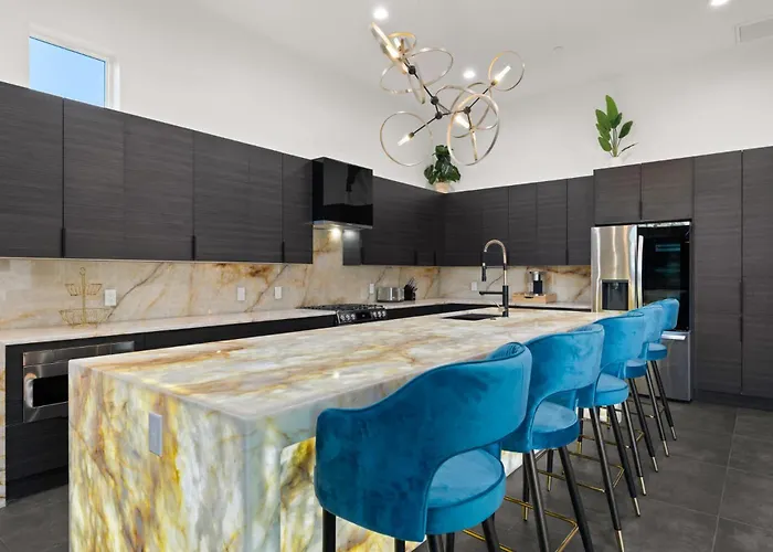 Holiday home 75th Place - Luxe Pool Walk To Old Town *