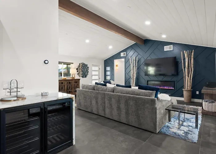 75th Place - Luxe Pool Walk To Old Town Holiday home