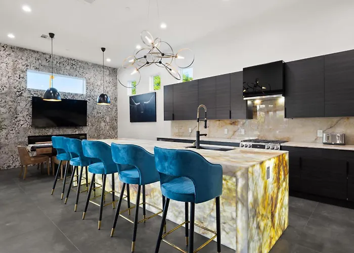 Holiday home 75th Place - Luxe Pool Walk To Old Town *